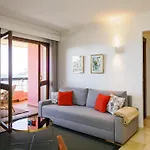 Cubo's Marino Optional Parking Apartment *