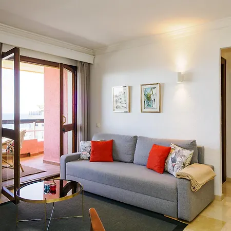 Cubo's Marino Optional Parking Apartment *